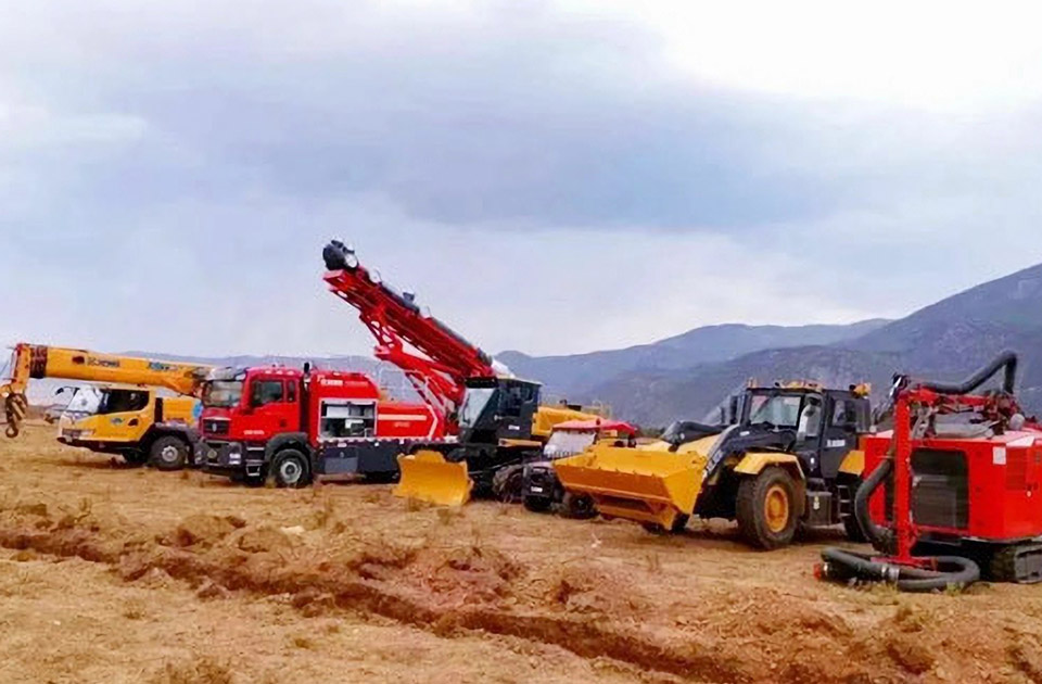 徐工參與空地聯(lián)合營救滅火、“孤島”救援、堰塞湖險(xiǎn)情處置等實(shí)戰(zhàn)演練。
