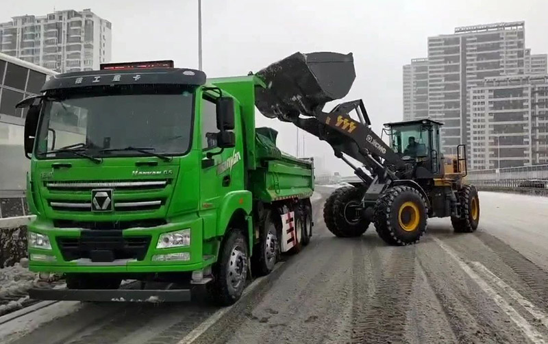 除雪保暢通，徐工汽車在行動