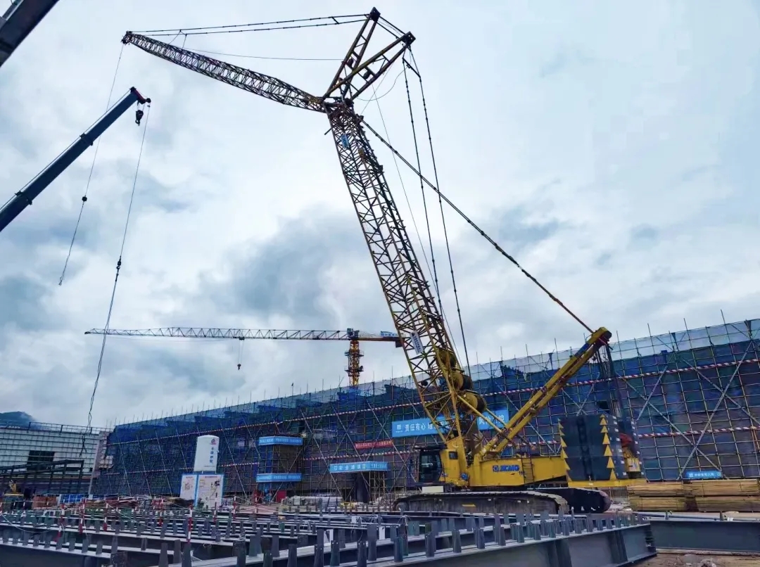 “鋼”鐵的意志！徐工XGC320履帶起重機(jī)參建大跨度鋼結(jié)構(gòu)工業(yè)廠房