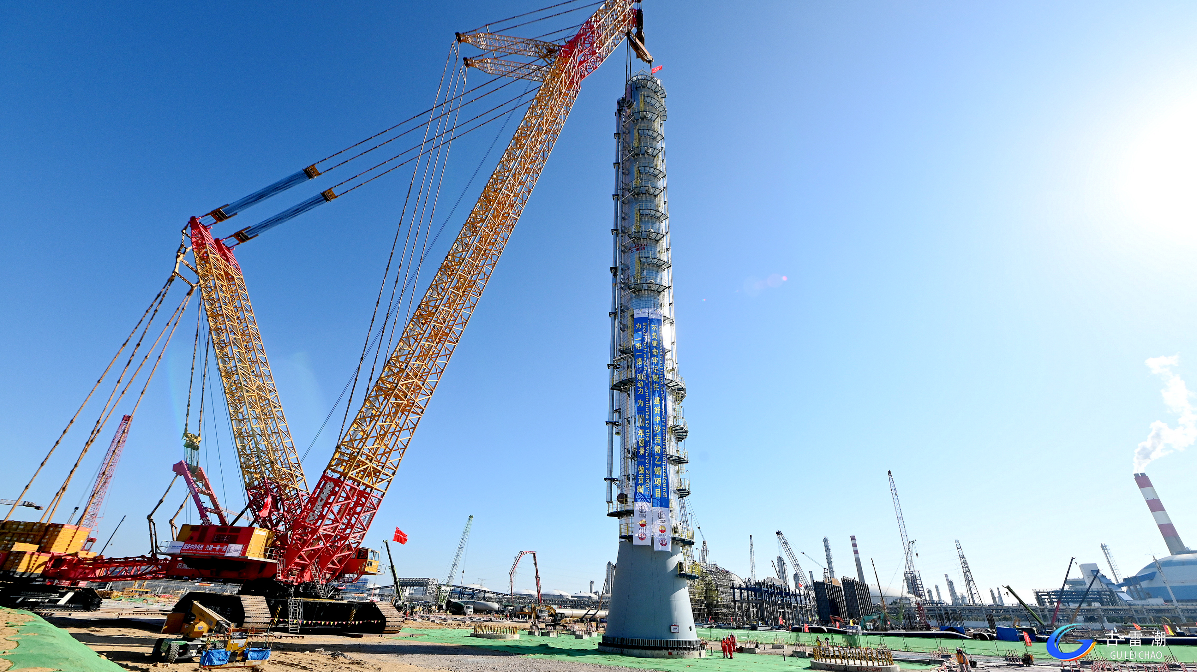 吊重1150噸！XGC88000助力大型石化項(xiàng)目首臺千噸級設(shè)備精準(zhǔn)就位