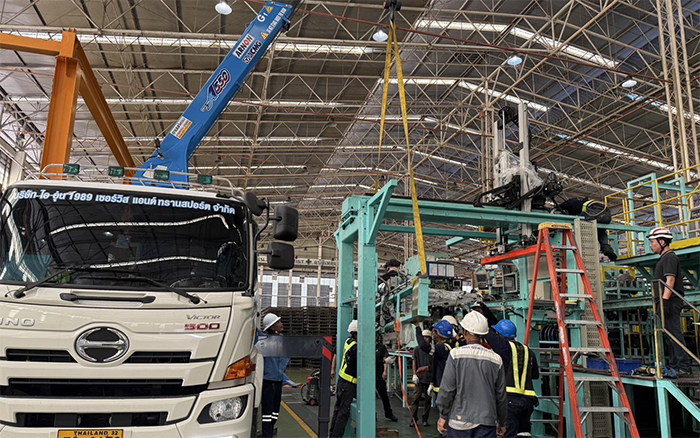 隨車吊界 “卷王” 現(xiàn)身東南亞廠房，一機頂十臺
