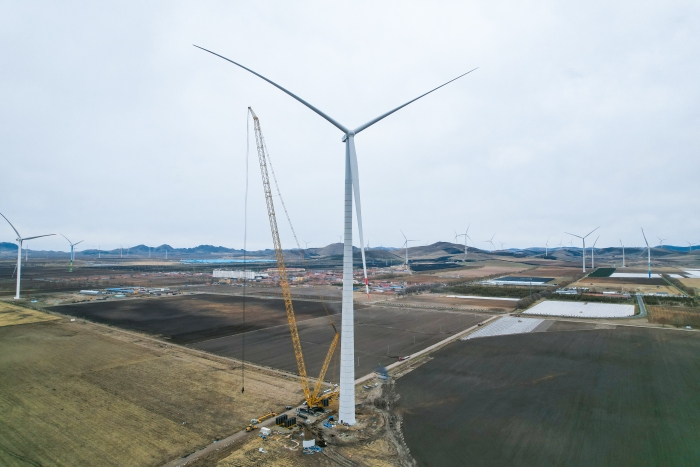 高空之巔，再鑄榮光！XLC18000M助力大型風(fēng)電場(chǎng)首臺(tái)185米風(fēng)機(jī)成功吊裝