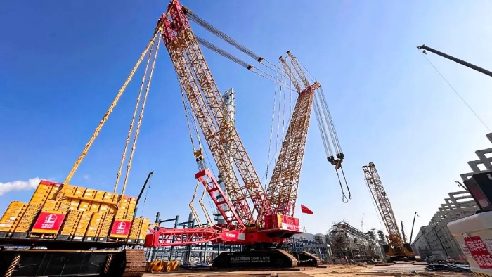 全球首臺(tái)問(wèn)世的4000噸履帶式起重機(jī)，再創(chuàng)國(guó)內(nèi)吊裝新紀(jì)錄！