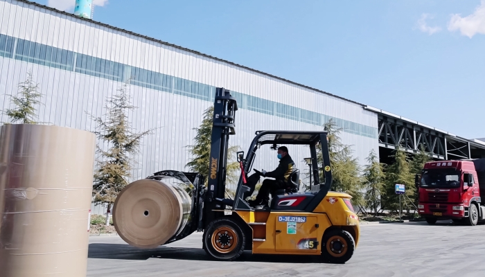 安全穩(wěn)如泰山，高效快人一步！徐工孔雀叉車造紙行業(yè)顯身手