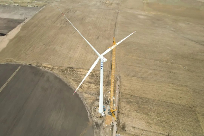 高空之巔，再鑄榮光！XLC18000M助力大型風(fēng)電場(chǎng)首臺(tái)185米風(fēng)機(jī)成功吊裝