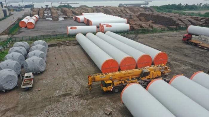 空間太??？在下徐工G2代可變支腿，百噸塔筒在港口“穩(wěn)運”！