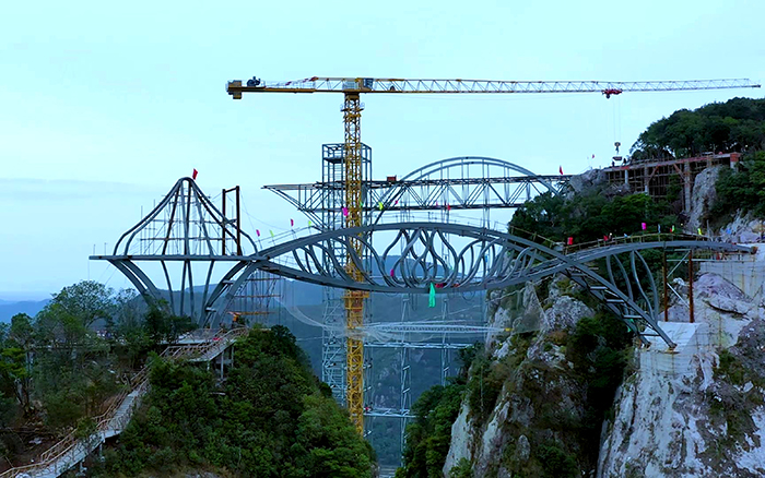 一覽眾山?。】葱旃にC(jī)「與山齊肩」