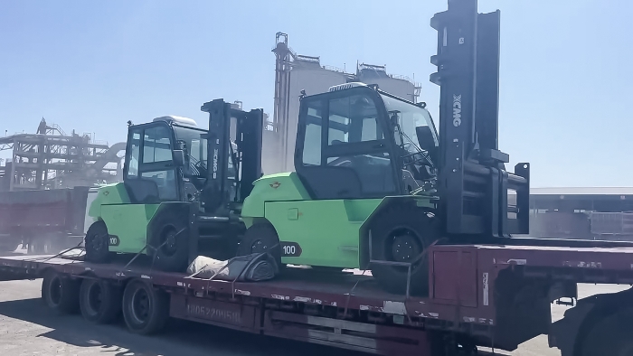 從室內(nèi)到室外，24小時不停歇！徐工孔雀叉車扎根新疆鋼材廠