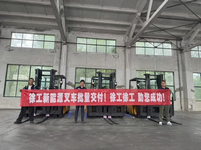 品質(zhì)與服務(wù)共拓市場新局！徐工孔雀叉車賦能冶金行業(yè)