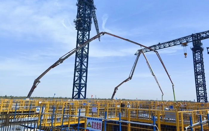 72米巨臂顯神威！徐工“鋼鐵俠”集結(jié)漢南長江大橋