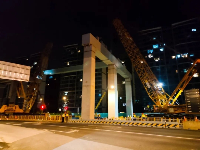 雙機聯(lián)動，毫米操控！徐工XGC11000高效破解高架橋施工難題