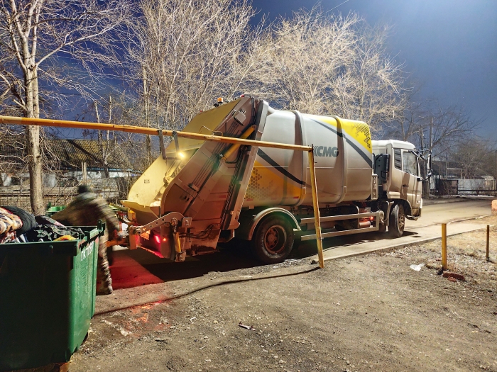 徐工后裝壓縮式垃圾車助力阿斯塔納：高效環(huán)保，助力城市清潔
