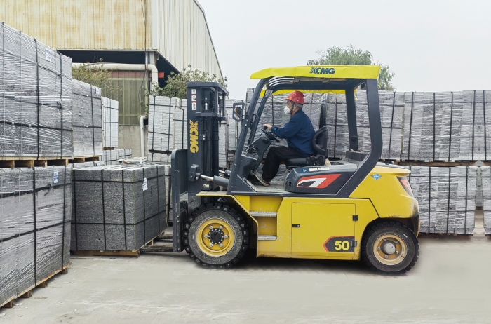 有“石”力！徐工孔雀電動叉車強勢入駐石材廠
