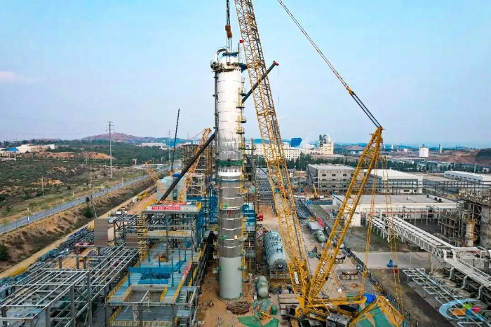 二十載老將再建功！徐工QUY450協(xié)助XGC12000輕松搞定百?lài)嵕s塔