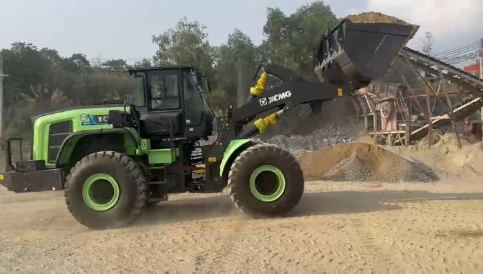 徐工純電動(dòng)裝載機(jī)助力越南砂石料場(chǎng)，開啟綠色施工新紀(jì)元