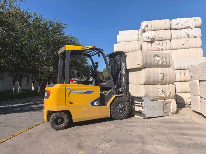 徐工鯤鵬電動叉車，賦能西北棉花產(chǎn)業(yè)高效運轉(zhuǎn)