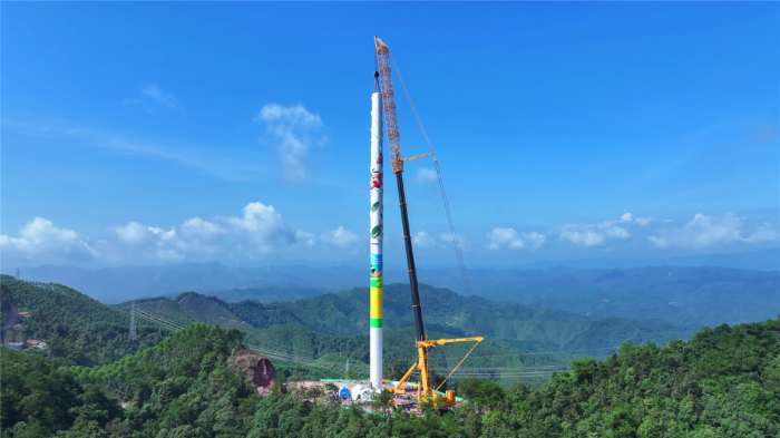 402噸重載轉(zhuǎn)場(chǎng)！全球第一吊“輕松駕馭”崎嶇山路