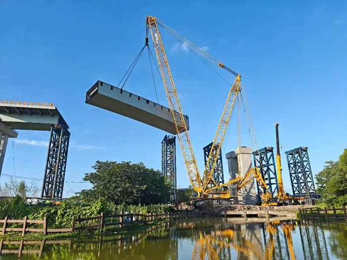 螺螄殼里做道場？徐工XGC11000高架旁上演“極限操作”