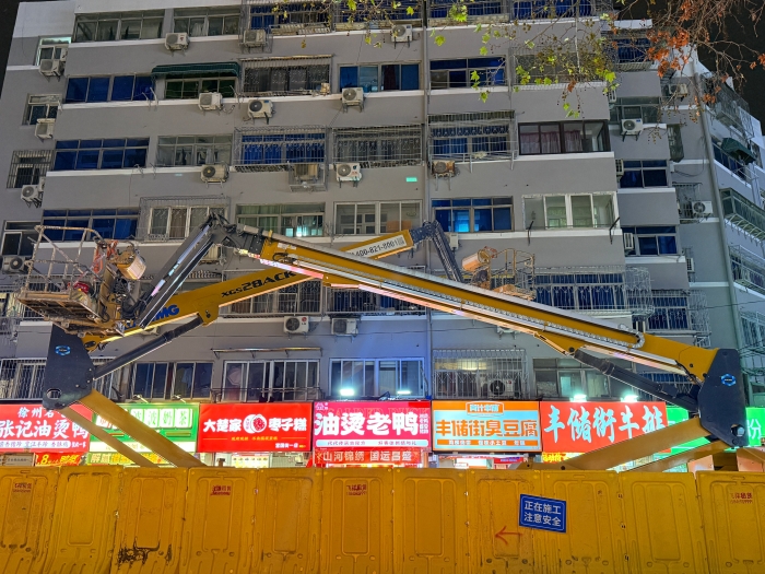 穿街過巷的“改造藝術(shù)家”！徐工電動(dòng)直臂高空作業(yè)平臺(tái)精準(zhǔn)施技豐儲(chǔ)街改造