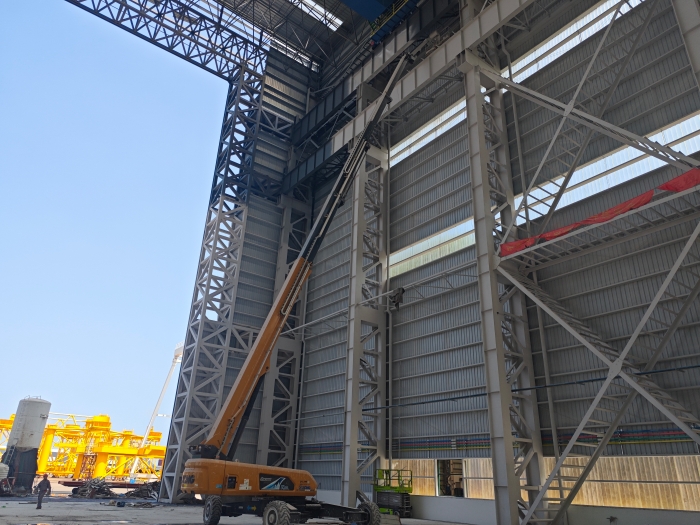 52米“巨臂”顯神通！徐工純電動(dòng)高空作業(yè)平臺(tái)高效攻堅(jiān)藍(lán)水海洋車間擴(kuò)建