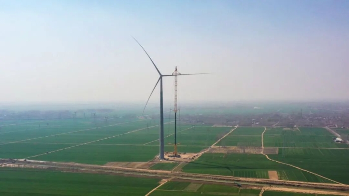 暴雨中橫走的 “鋼鐵巨獸”！徐工 4000 噸起重機(jī)撐起 160 米風(fēng)電，這細(xì)節(jié)太硬核！