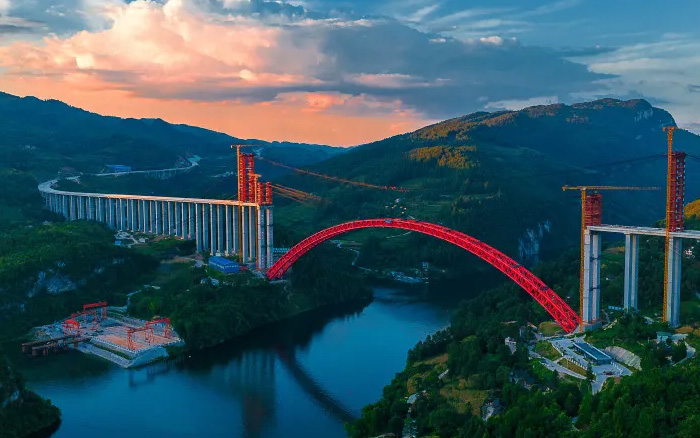 1834米，震撼合龍！ 徐工塔機助力中國再造世界級基建