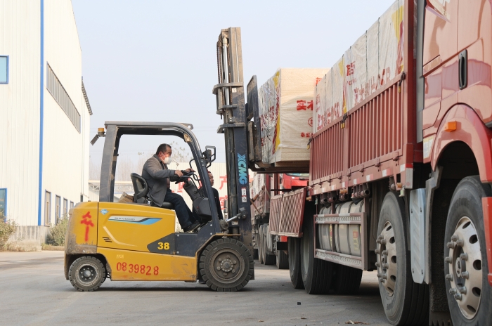 硬核實力賦能生產！徐工叉車批量進駐菏澤板材廠顯身手