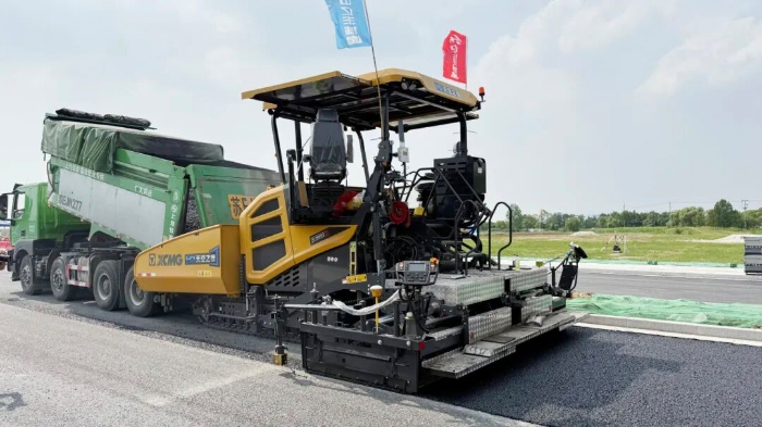 瀝青智造再升級！無人攤鋪技術(shù)助力常熟昆承路瀝青路面智能建造