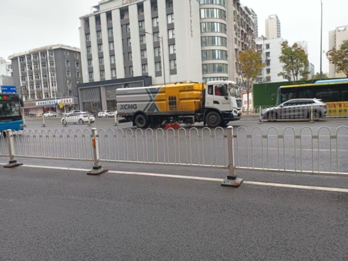 六年品質(zhì)見證硬核實力，徐工18噸洗掃車獲當?shù)乜蛻酎c贊！