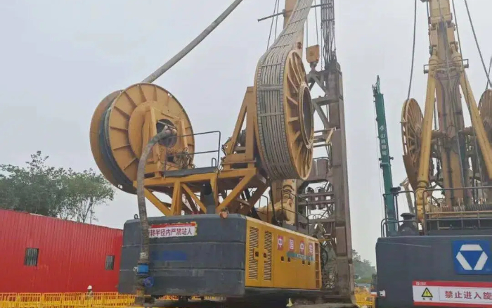 地質(zhì)無難題！徐工雙輪銑槽機(jī)助力區(qū)域基建按下 “加速鍵”