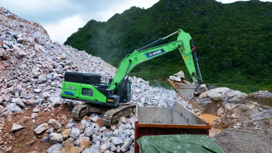 廣西“石料大戶”親測：徐工XE380EV電挖，年省六七成！