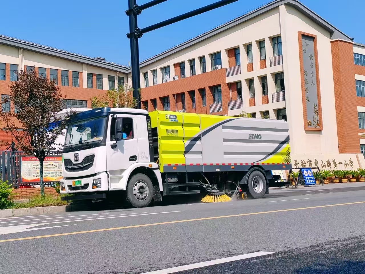 徐工洗掃車“硬核出擊”，開封中山路煥新升級
